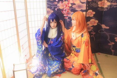 《いつもみんな一緒》LRC歌词 《いつもみんな一緒》(ささら(CV.津田美波),カティア(CV.徳井青空),しめじ(CV.赤崎千夏),マドレーヌ(CV.大)歌词555uuu下载