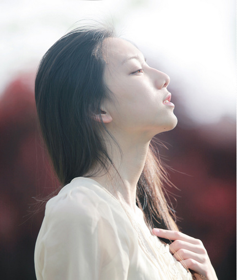 《漂亮的伤悲》LRC歌词 《漂亮的伤悲》(何奕)歌词555uuu下载