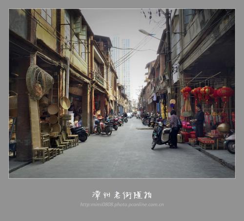 《初恋老街》LRC歌词 《初恋老街》(翁培伦)歌词555uuu下载