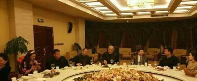 《老毕的饭局》(徐国人)歌词555uuu下载