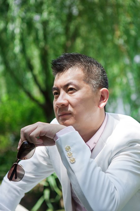 《爱你恨你不如忘记你》LRC歌词 《爱你恨你不如忘记你》(秦博)歌词555uuu下载