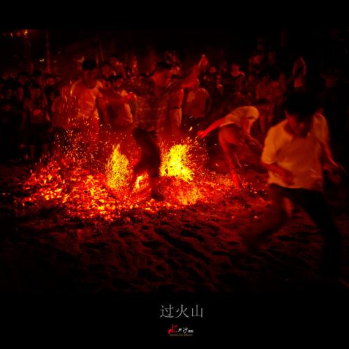 《过火山》LRC歌词 《过火山》(爱乐团)歌词555uuu下载